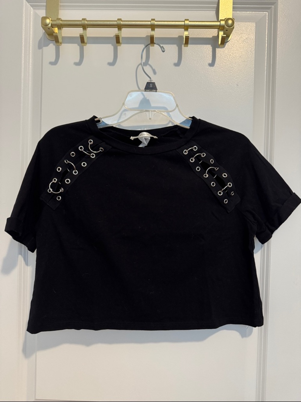 gaze Black Cropped Tee with piercing Grommet Shoulder Detail
